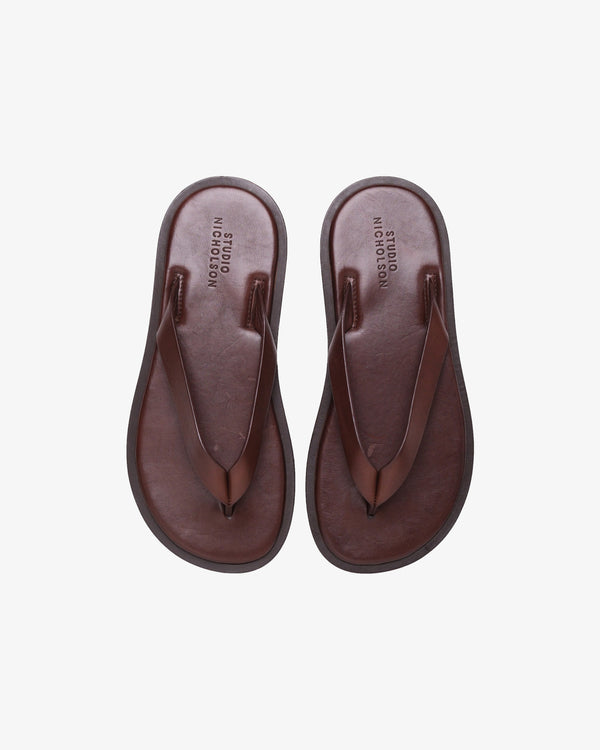 STUDIO NICHOLSON - Men's Footbed Thong - (Brown)