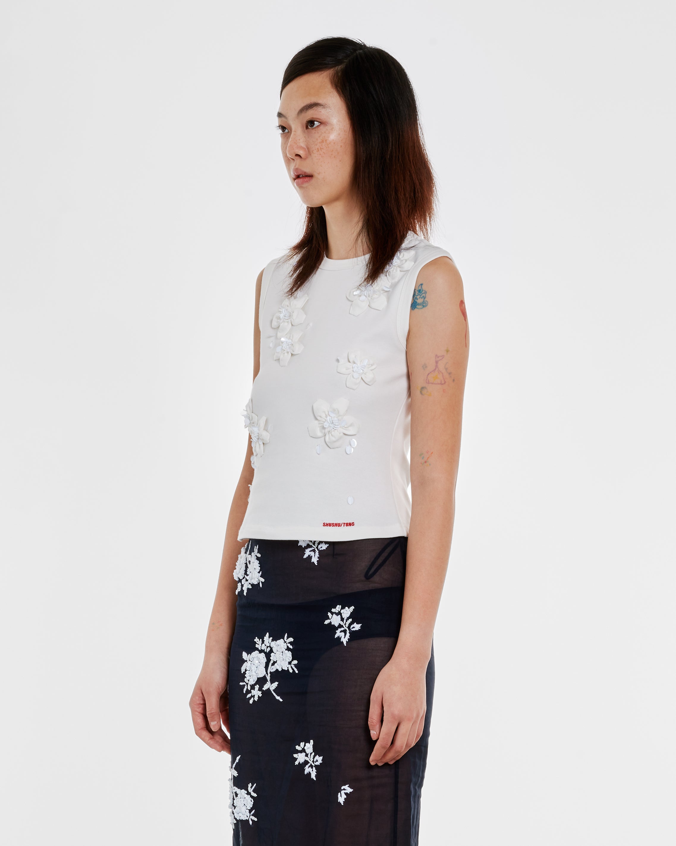 SHU/SHU TONG: Women's 3D Flower T-Shirt (White) | DSMS E-SHOP